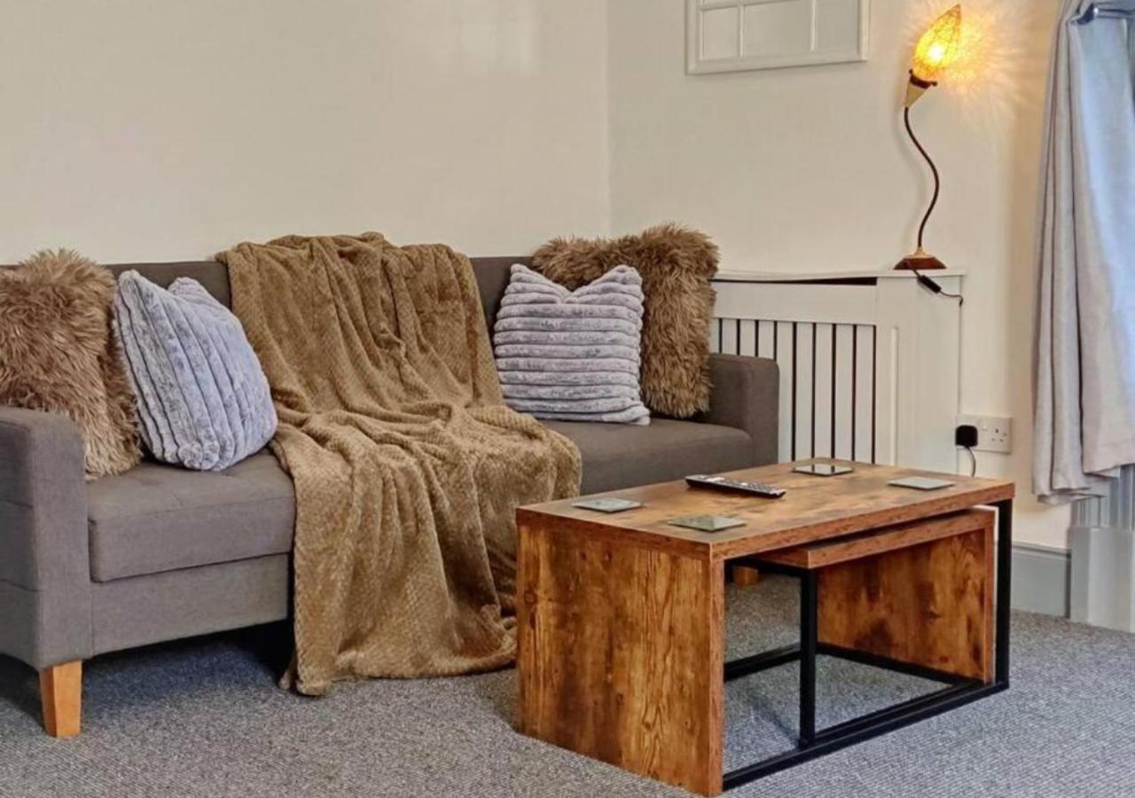 Football Stadium - 2 Bedrooms - Large Tv's In - Smart Light - Wifi - Street Parking - Apartment