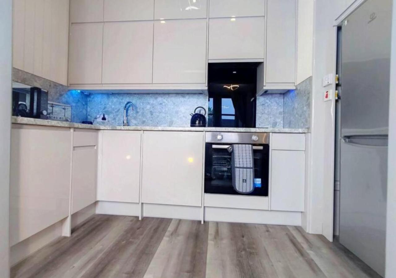 Apartment Football Stadium - 2 Bedrooms - Large Tv's In - Smart Light - Wifi - Street Parking - Dundee