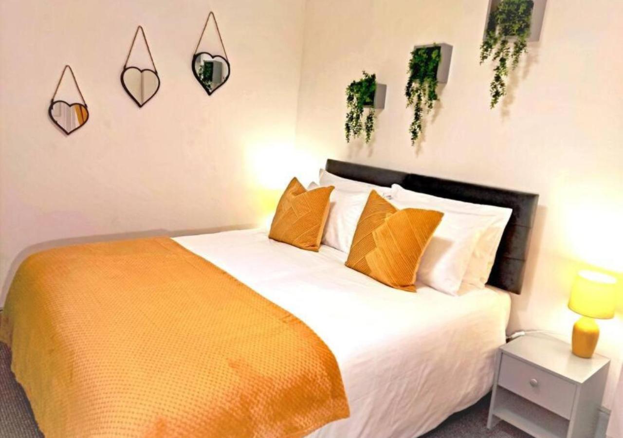 Football Stadium - 2 Bedrooms - Large Tv's In - Smart Light - Wifi - Street Parking - *
