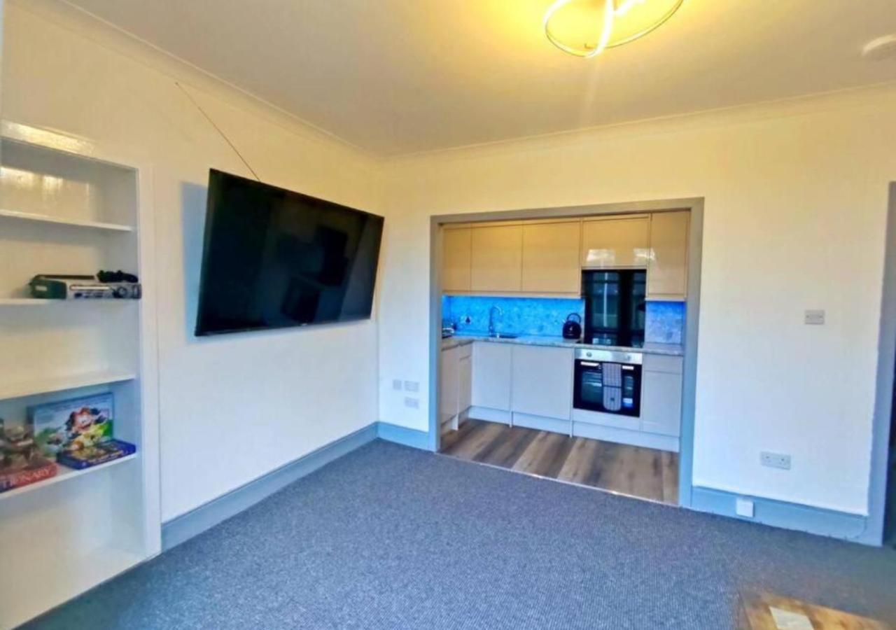 Apartment Football Stadium - 2 Bedrooms - Large Tv's In - Smart Light - Wifi - Street Parking -