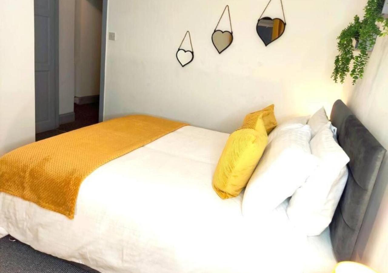 Football Stadium - 2 Bedrooms - Large Tv's In - Smart Light - Wifi - Street Parking - Apartment *