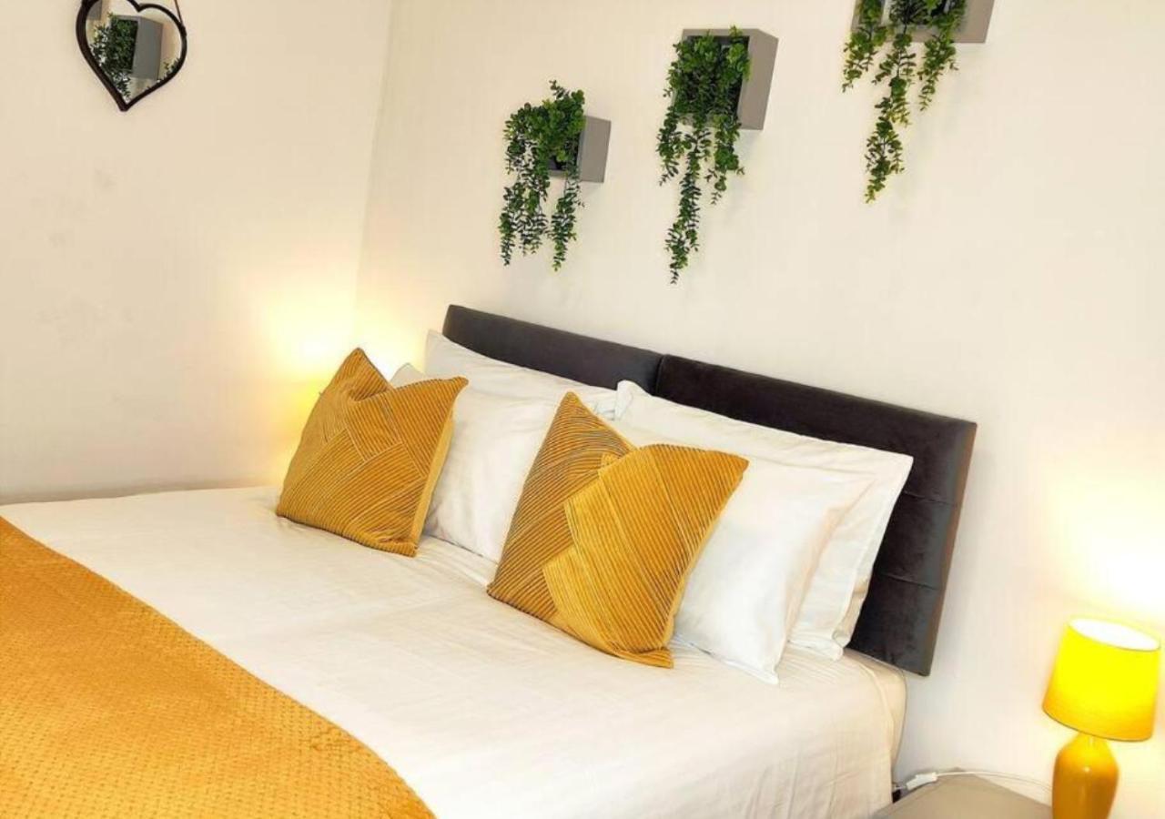 Football Stadium - 2 Bedrooms - Large Tv's In - Smart Light - Wifi - Street Parking - *