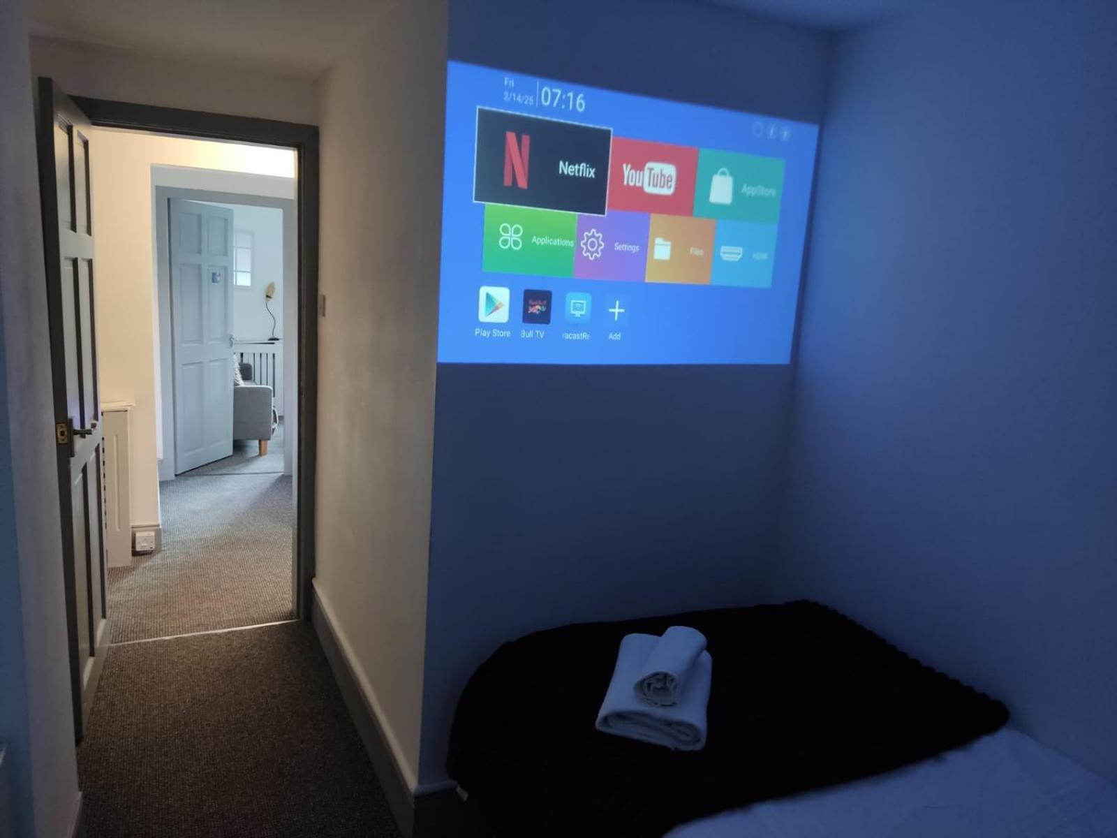 Apartment Football Stadium - 2 Bedrooms - Large Tv's In - Smart Light - Wifi - Street Parking - *