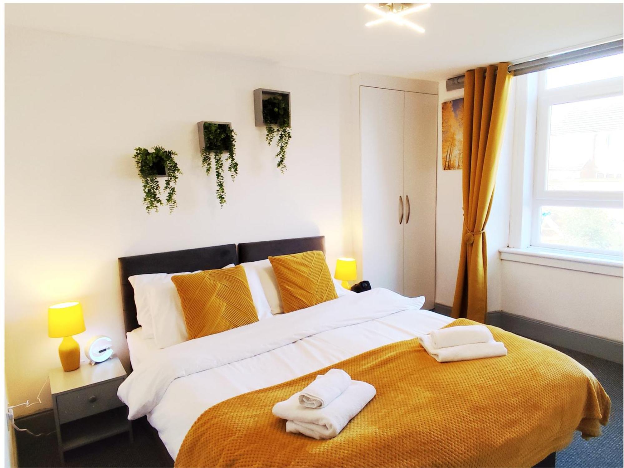 Football Stadium - 2 Bedrooms - Large Tv's In - Smart Light - Wifi - Street Parking - *