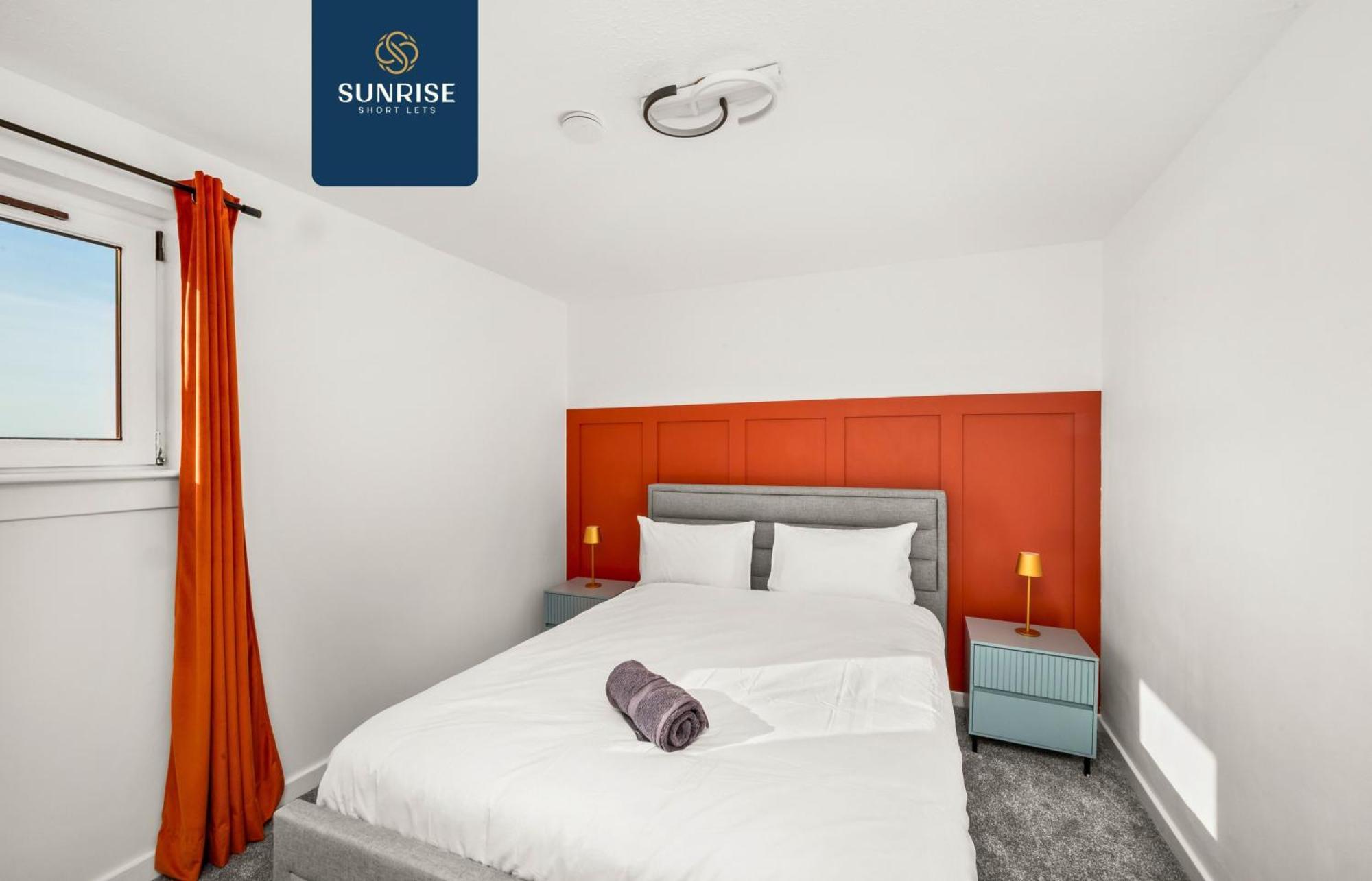 Baffin Townhouse - 3 Bedrooms With 4 Beds, Newly Refurbished, Fully Equipped, Free Parking, Amazing Views - Long Stays Available, Invoice And Reduced Price Only Via Sunrise Short Lets Dundee