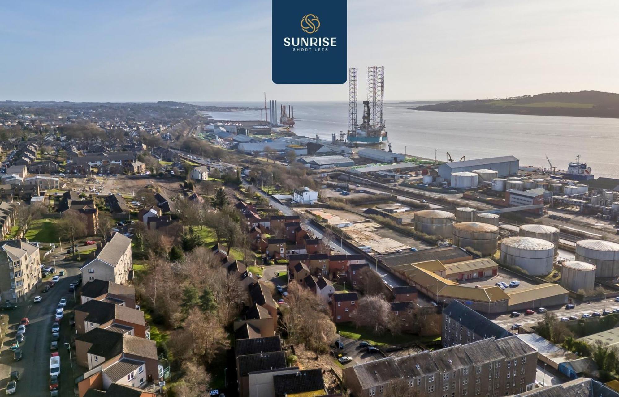 Baffin Townhouse - 3 Bedrooms With 4 Beds, Newly Refurbished, Fully Equipped, Free Parking, Amazing Views - Long Stays Available, Invoice And Reduced Price Only Via Sunrise Short Lets Dundee Holiday home *