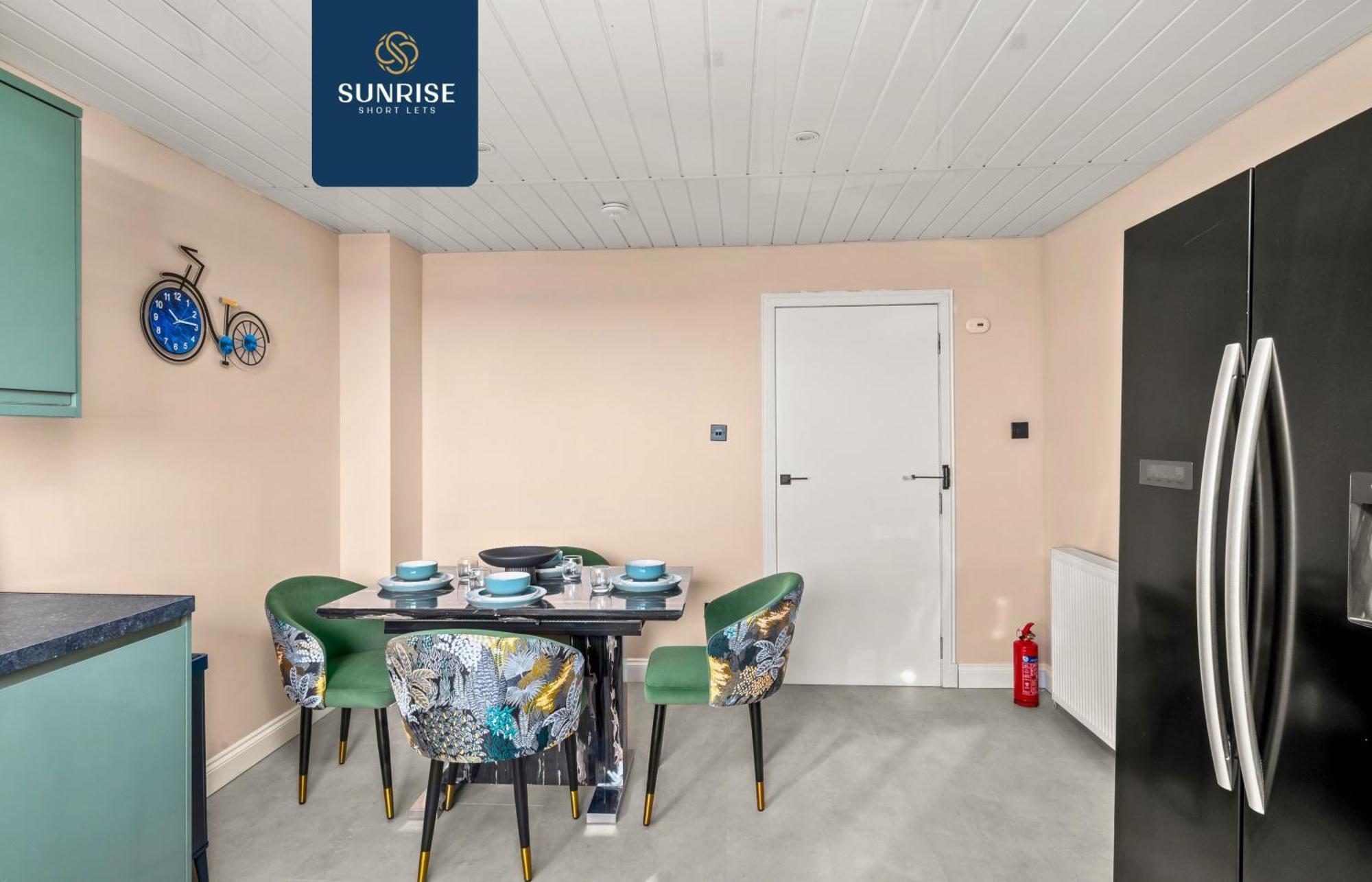 Baffin Townhouse - 3 Bedrooms With 4 Beds, Newly Refurbished, Fully Equipped, Free Parking, Amazing Views - Long Stays Available, Invoice And Reduced Price Only Via Sunrise Short Lets Dundee Dundee