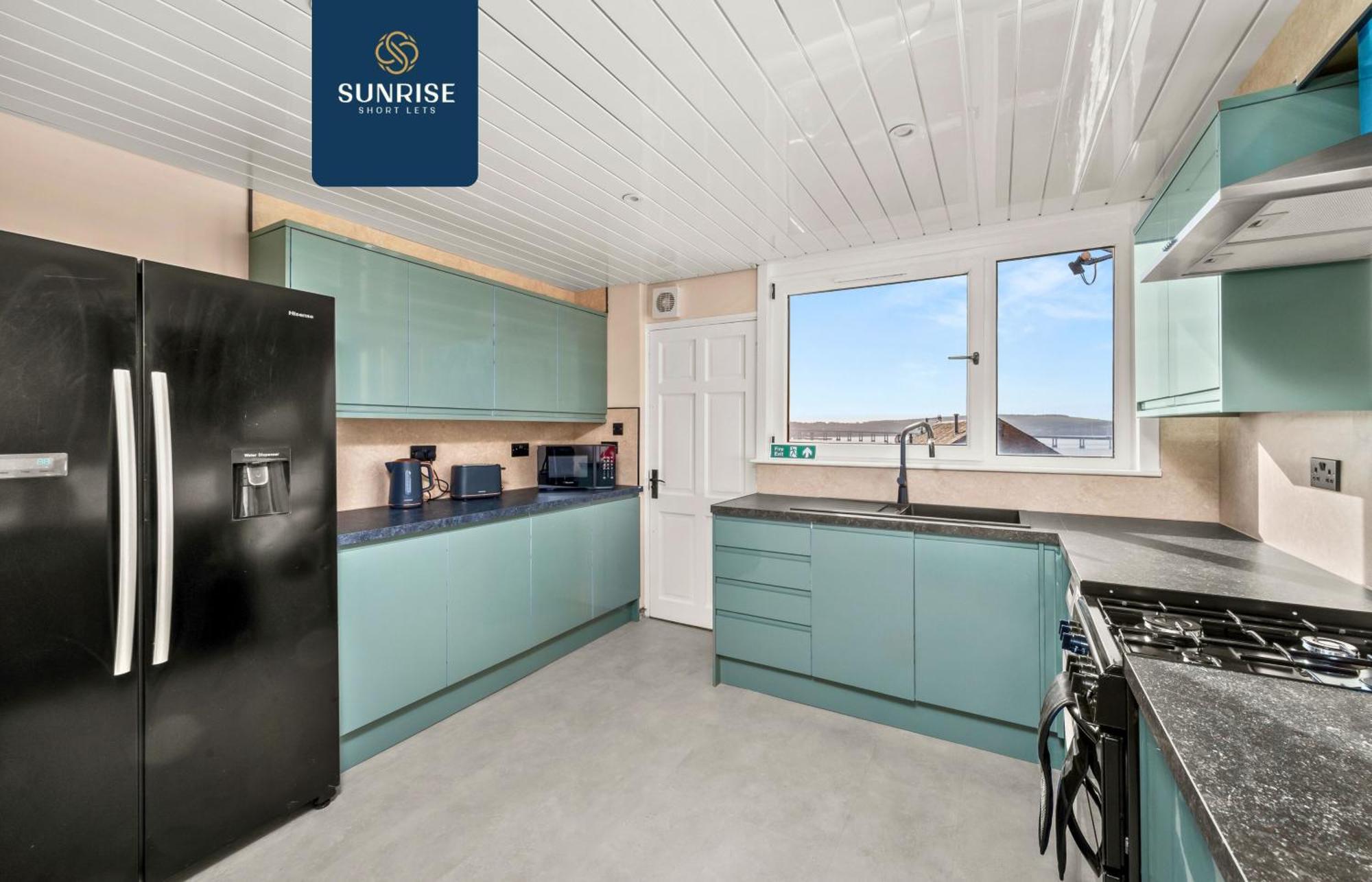 Baffin Townhouse - 3 Bedrooms With 4 Beds, Newly Refurbished, Fully Equipped, Free Parking, Amazing Views - Long Stays Available, Invoice And Reduced Price Only Via Sunrise Short Lets Dundee Holiday home *