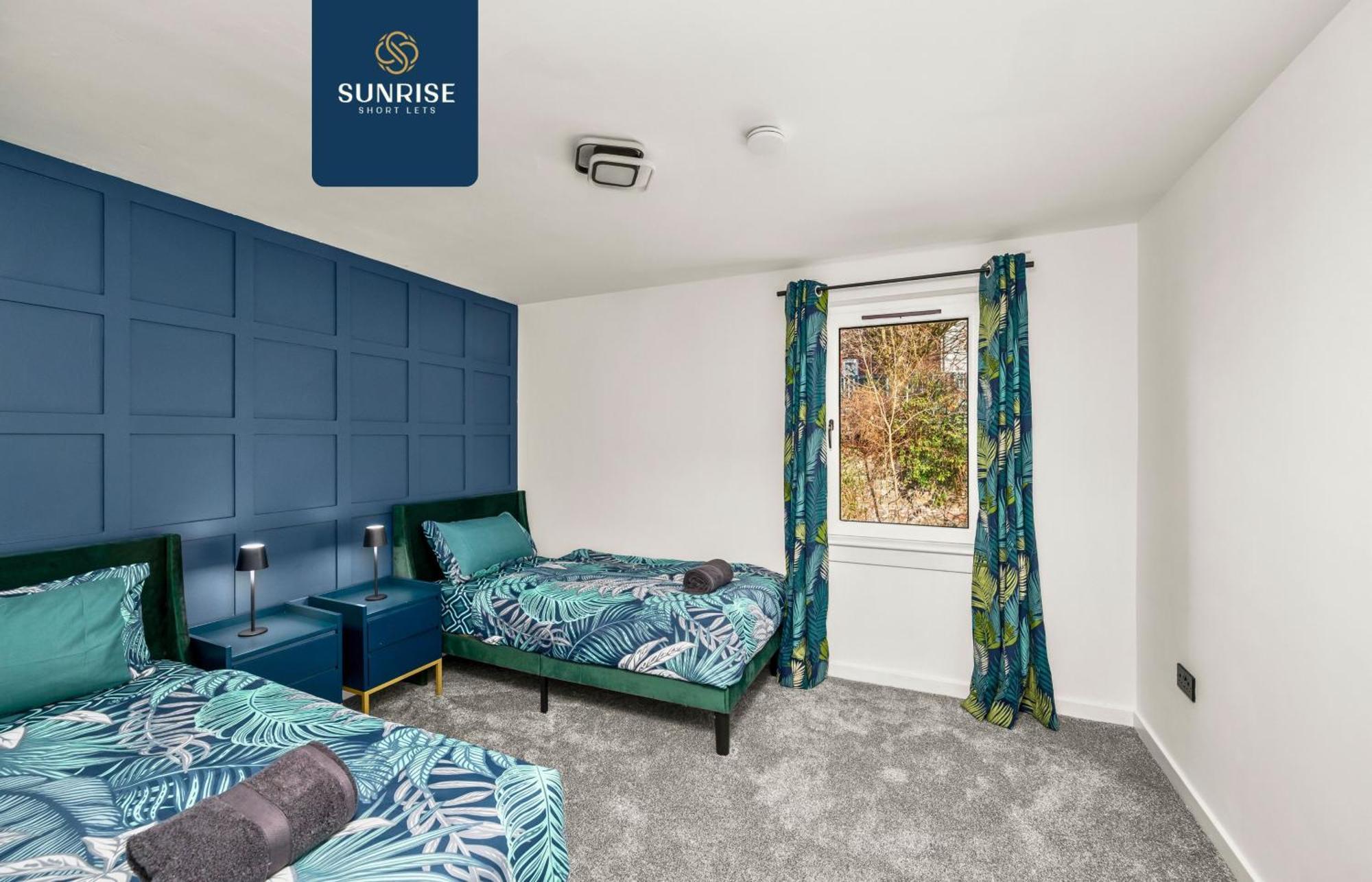 Holiday home Baffin Townhouse - 3 Bedrooms With 4 Beds, Newly Refurbished, Fully Equipped, Free Parking, Amazing Views - Long Stays Available, Invoice And Reduced Price Only Via Sunrise Short Lets Dundee *