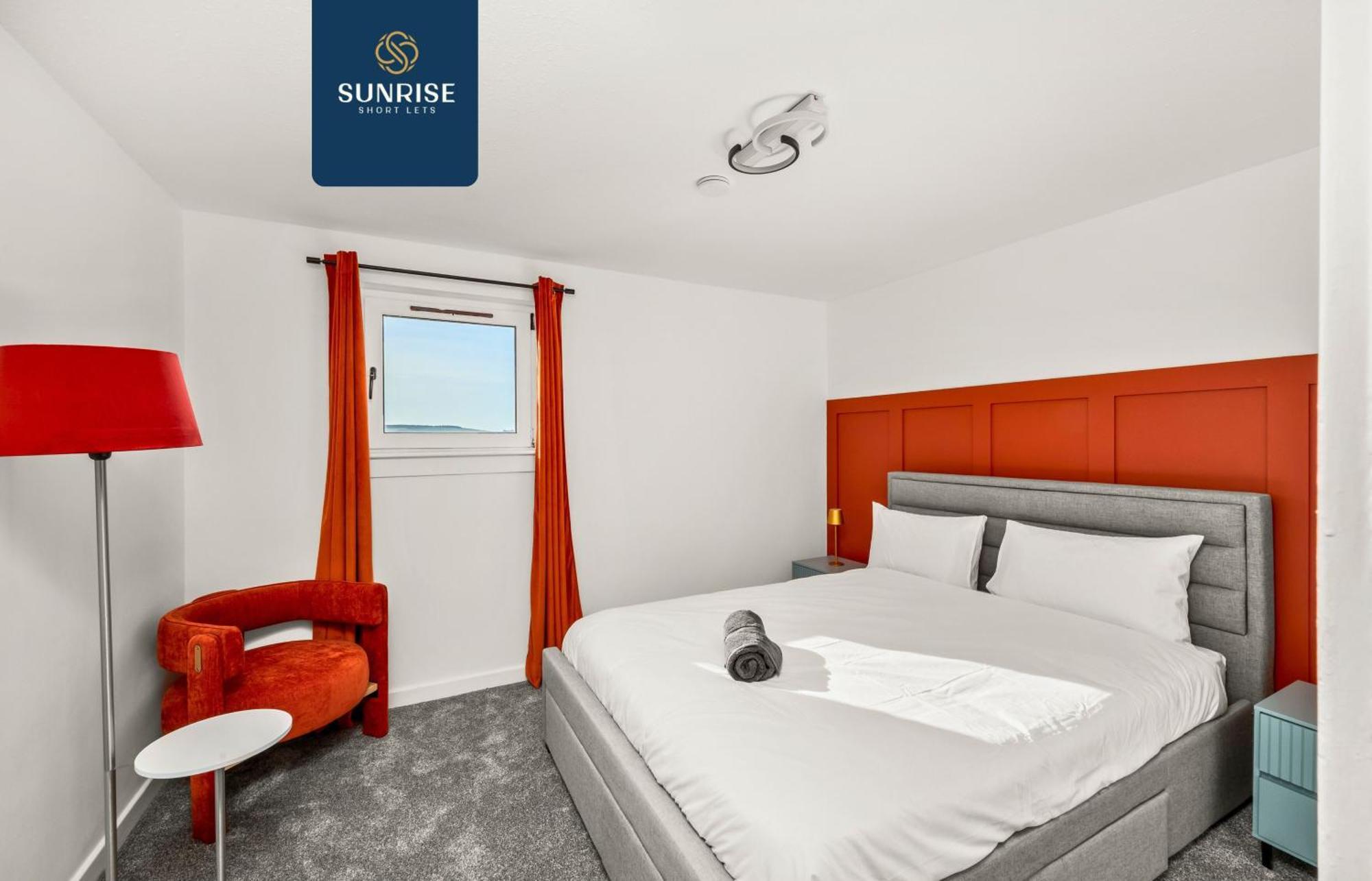 Baffin Townhouse - 3 Bedrooms With 4 Beds, Newly Refurbished, Fully Equipped, Free Parking, Amazing Views - Long Stays Available, Invoice And Reduced Price Only Via Sunrise Short Lets Dundee *
