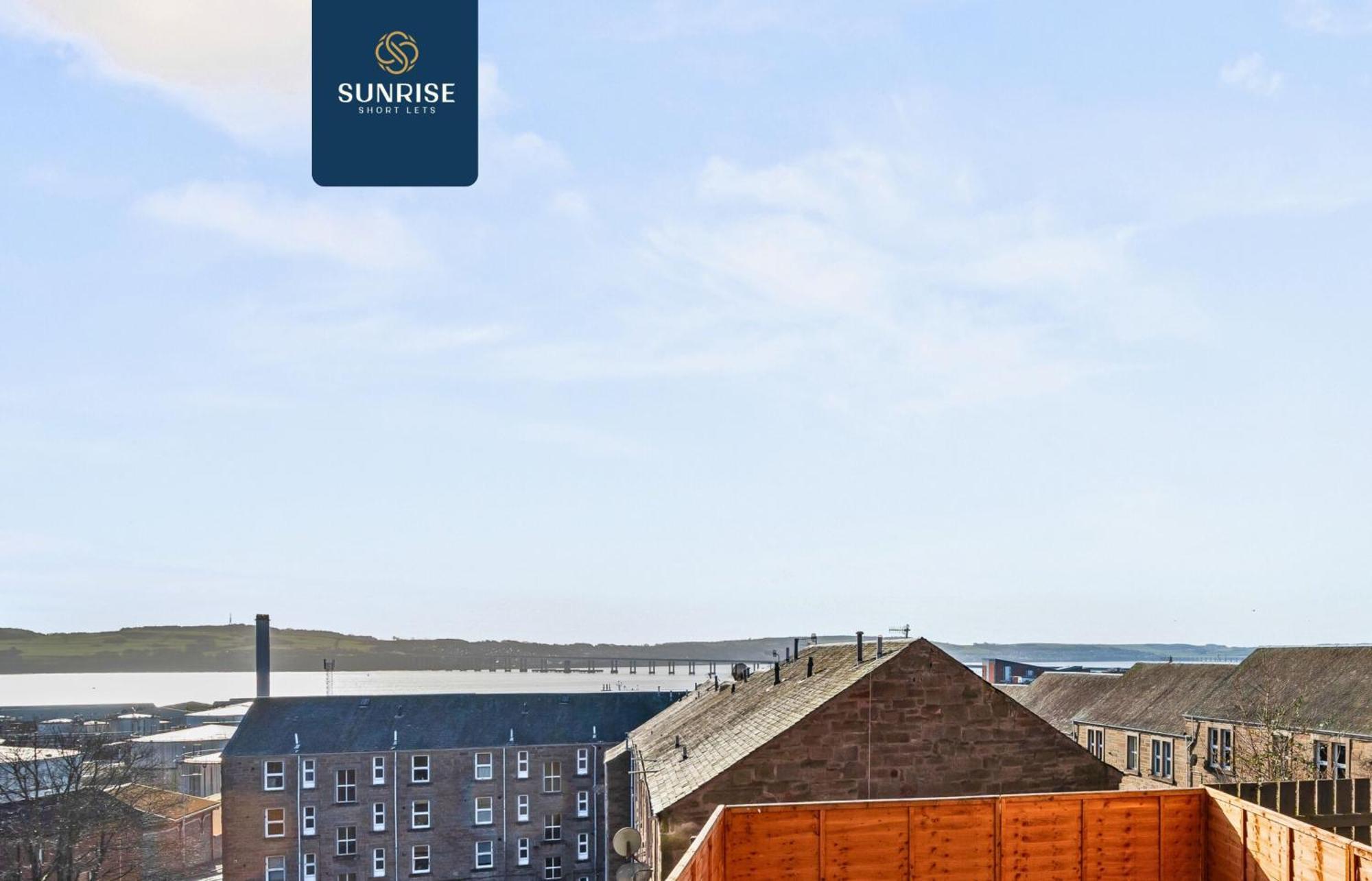 Baffin Townhouse - 3 Bedrooms With 4 Beds, Newly Refurbished, Fully Equipped, Free Parking, Amazing Views - Long Stays Available, Invoice And Reduced Price Only Via Sunrise Short Lets Dundee