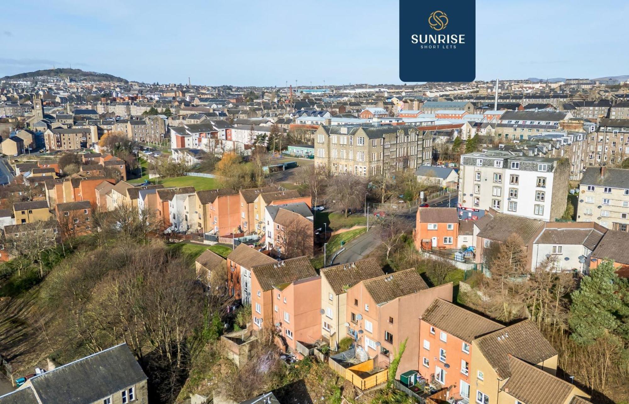 Baffin Townhouse - 3 Bedrooms With 4 Beds, Newly Refurbished, Fully Equipped, Free Parking, Amazing Views - Long Stays Available, Invoice And Reduced Price Only Via Sunrise Short Lets Dundee Holiday home *