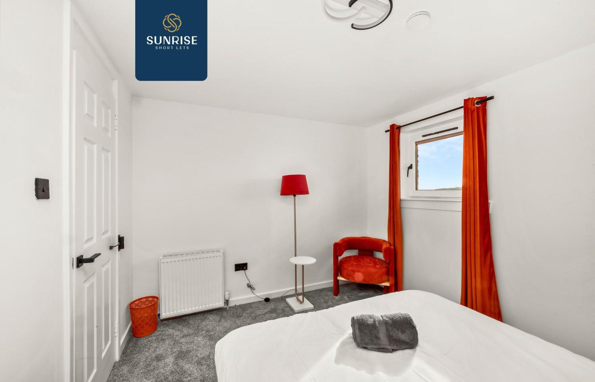 Baffin Townhouse - 3 Bedrooms With 4 Beds, Newly Refurbished, Fully Equipped, Free Parking, Amazing Views - Long Stays Available, Invoice And Reduced Price Only Via Sunrise Short Lets Dundee Dundee