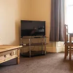 ☆ Central, Spacious Apartment Close To University☆