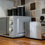 ☆ Central, Spacious Apartment Close To University☆