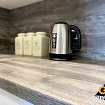 Central Serviced Apartments - Cosy 1 Bedroom - Walk Away From City Quay V&A - Walk To Bus And Train Station - Easy Access To City Centre - Fast Wi-Fi - Fully Equipped - Weekly & Monthly Stay Offers