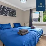 Muirton House 2 - Sleeps 8 Has 4 Twin Bedrooms With 4 Car Driveway, 2 Bathrooms, Smart Tv, Fully Equipped Kitchen, Large Dining And Living Space, Rear Garden, Free Wifi, Long Stays Welcome, Price Match Gaurantee By Sunrise Short Lets