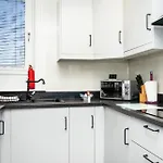 Central Serviced Apartments - 2 Bedroom - Short & Long Term Stays - Wi-Fi - Free Street Parking - Sleeps 4 - 2 X King Beds - Smart Tvs In All Rooms - Modern - Weekly & Monthly Offers - Trade Stays - Close To A90 - Central Short Lets Dundee