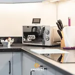 Central Serviced Apartments - 2 Bedroom - Short & Long Term Stays - Wi-Fi - Free Street Parking - Sleeps 4 - 2 X King Beds - Smart Tvs In All Rooms - Modern - Weekly & Monthly Offers - Trade Stays - Close To A90 - Central Short Lets Dundee