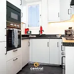 Central Serviced Apartments - 2 Bedroom - Short & Long Term Stays - Wi-Fi - Free Street Parking - Sleeps 4 - 2 X King Beds - Smart Tvs In All Rooms - Modern - Weekly & Monthly Offers - Trade Stays - Close To A90 - Central Short Lets Dundee