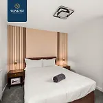Baffin Townhouse - 3 Bedrooms With 4 Beds, Newly Refurbished, Fully Equipped, Free Parking, Amazing Views - Long Stays Available, Invoice And Reduced Price Only Via Sunrise Short Lets Dundee