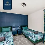 Baffin Townhouse - 3 Bedrooms With 4 Beds, Newly Refurbished, Fully Equipped, Free Parking, Amazing Views - Long Stays Available, Invoice And Reduced Price Only Via Sunrise Short Lets Dundee