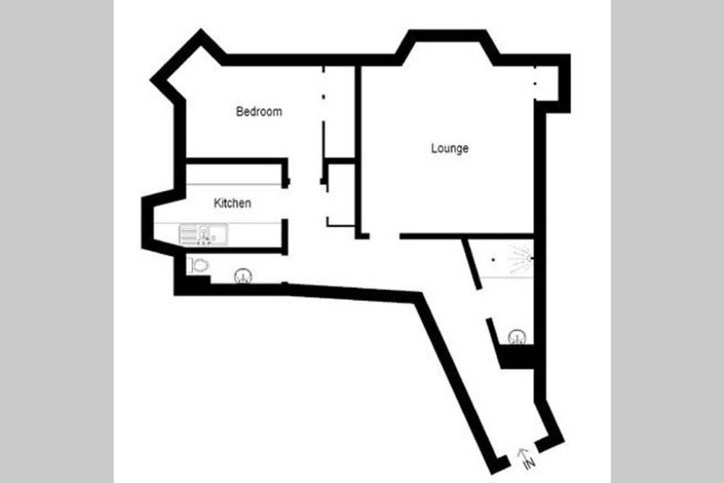 ☆ Central, Spacious Close To University☆ *