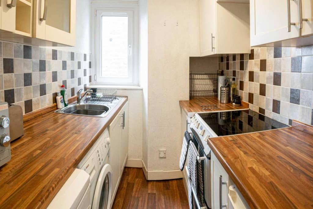 ☆ Central, Spacious Close To University☆ Apartment