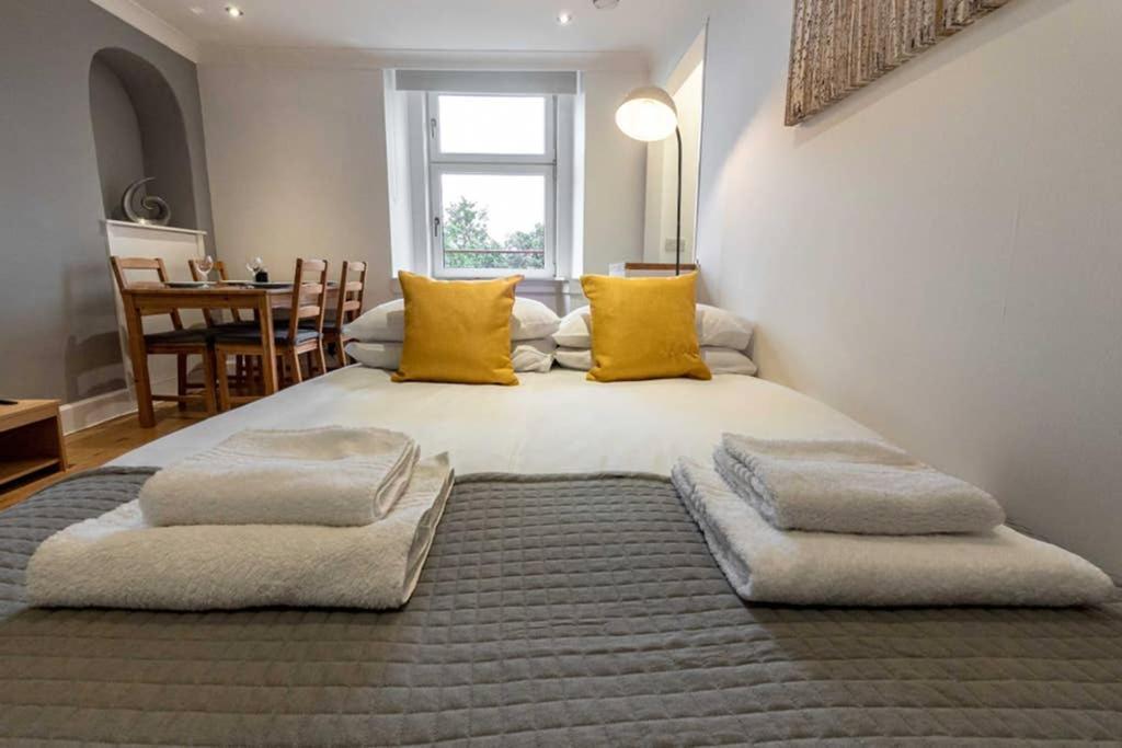 ☆bright Apartment, Near + Centre☆ *