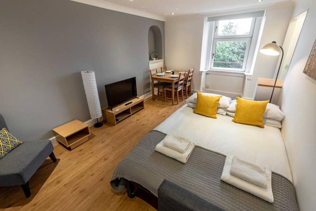 ☆bright Apartment, Near + Centre☆