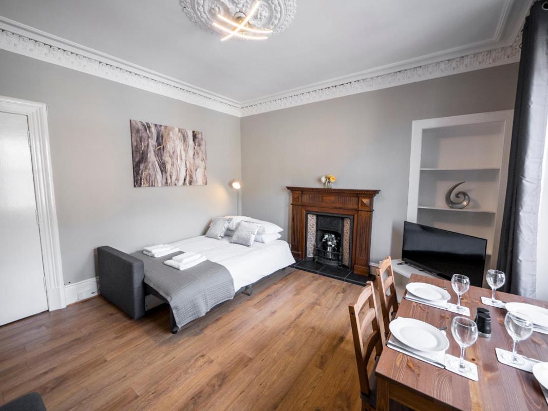 New Superhost Listing: Bright Flat Nr. Dundee