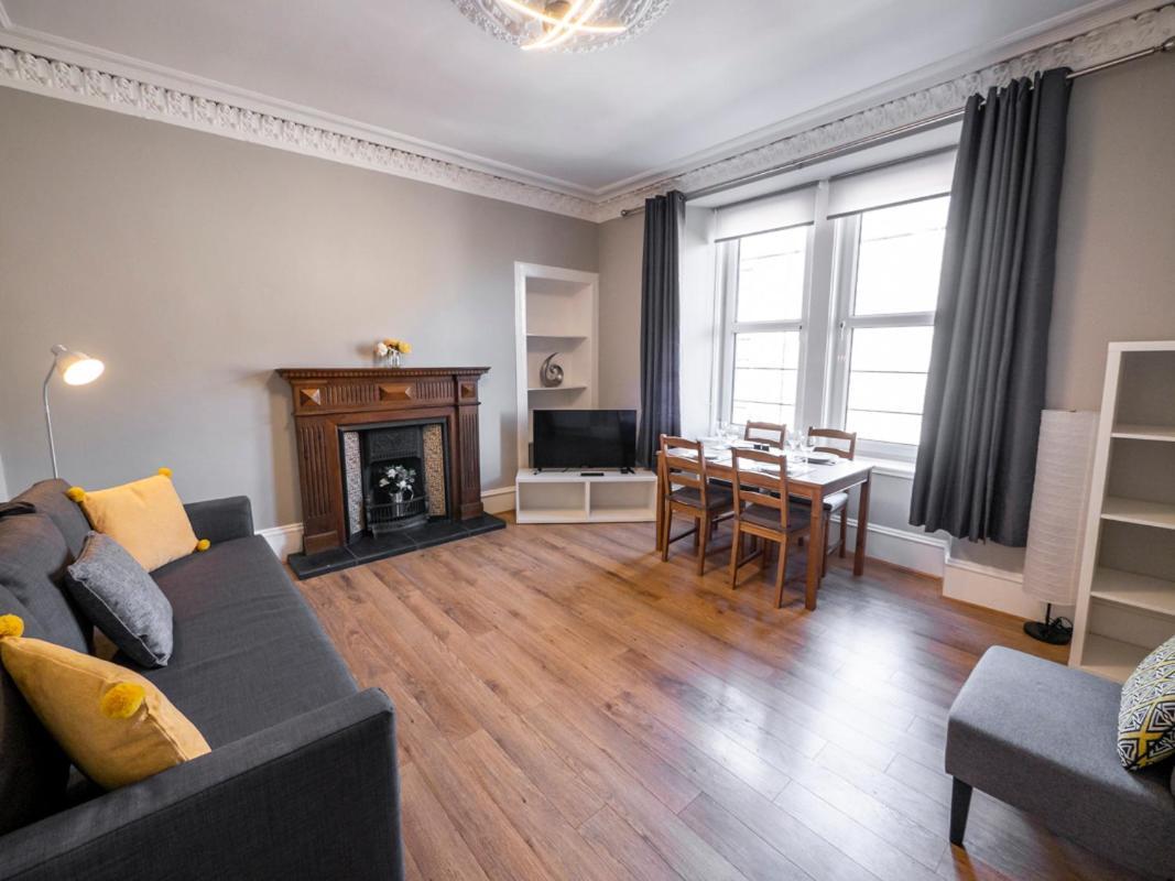 New Superhost Listing: Bright Flat Nr. Dundee