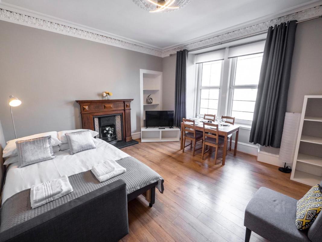 New Superhost Listing: Bright Flat Nr. Dundee