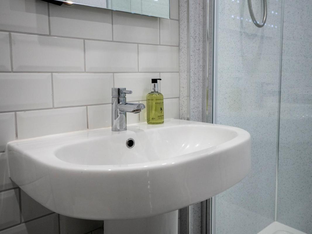 New Superhost Listing: Bright Flat Nr. * Dundee