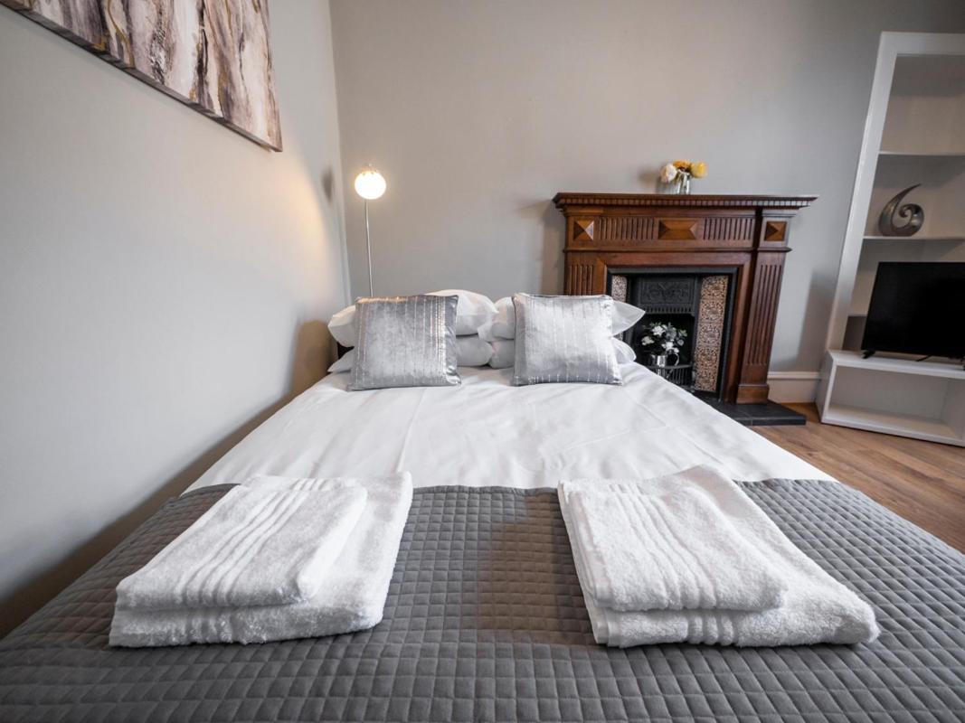 New Superhost Listing: Bright Flat Nr. Dundee