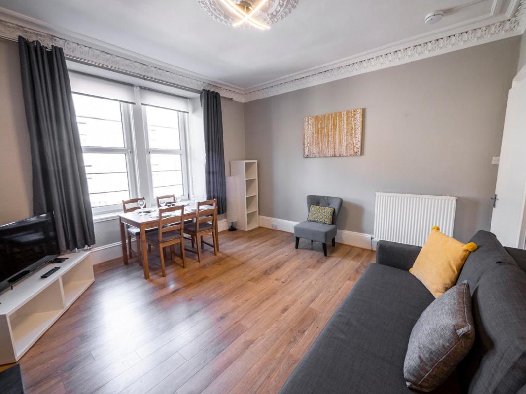 New Superhost Listing: Bright Flat Nr. Apartamento Dundee