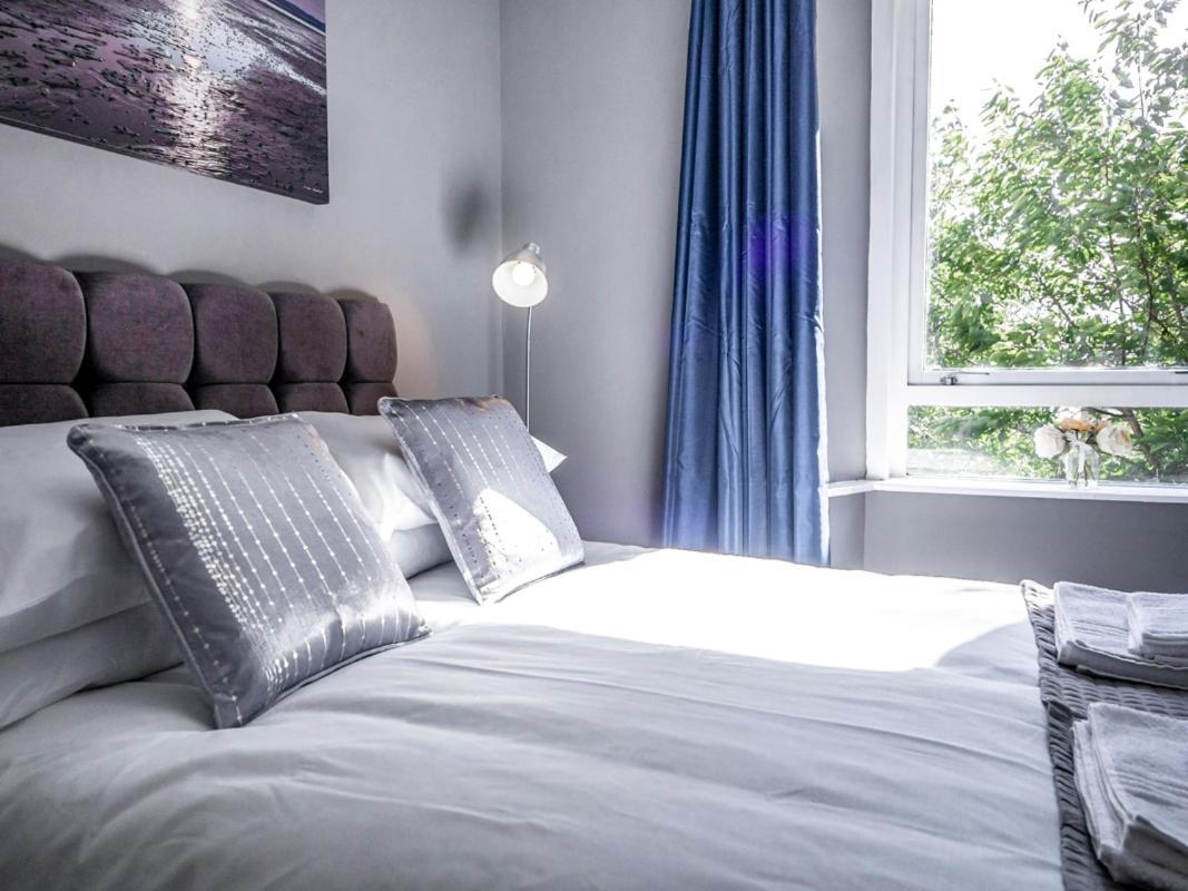 New Superhost Listing: Bright Flat Nr. Apartamento *