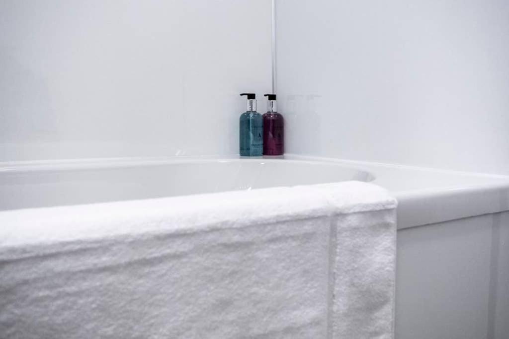 ☆ Bright, 2 Bedroom West End ☆ Apartment *