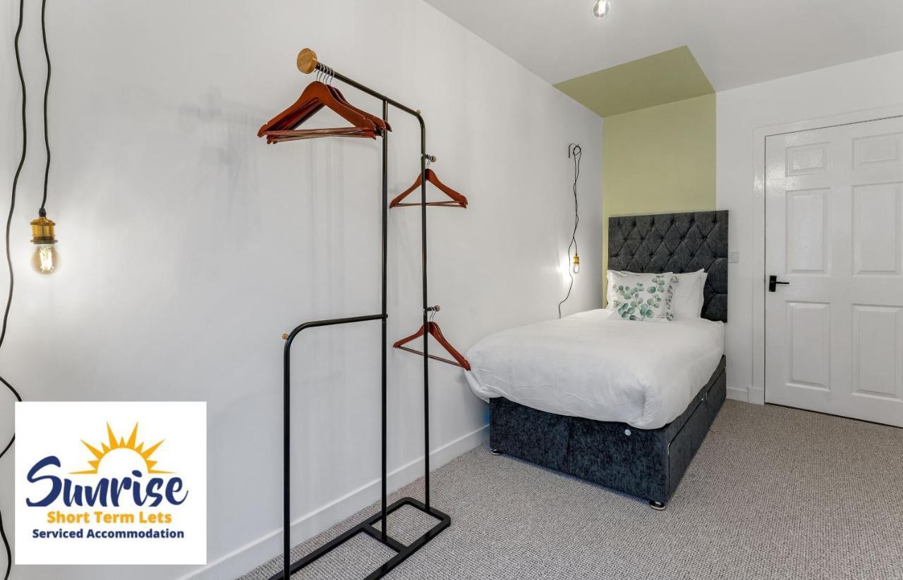 Sunrise Short Lets: Versatile 3-bed For Travelers *