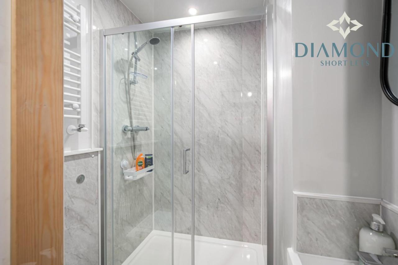 Brand New Luxury 3 Bedroom 2 Bathrooms With Patio With Secure Parking Casa de férias Dundee