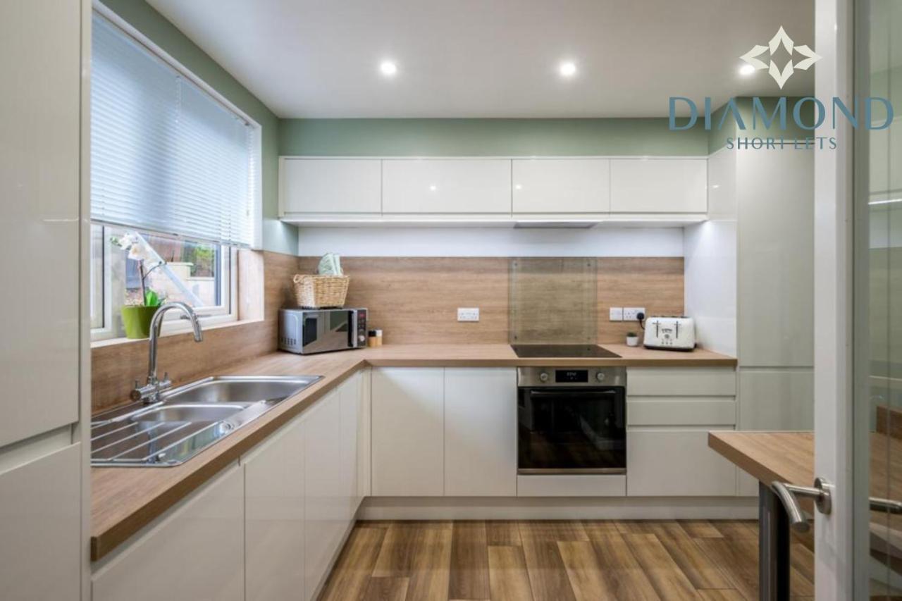 Brand New Luxury 3 Bedroom 2 Bathrooms With Patio With Secure Parking *