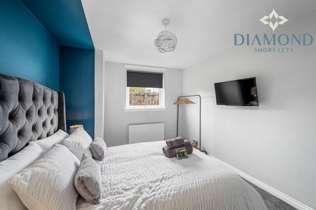 Brand New Luxury 3 Bedroom 2 Bathrooms With Patio With Secure Parking Dundee