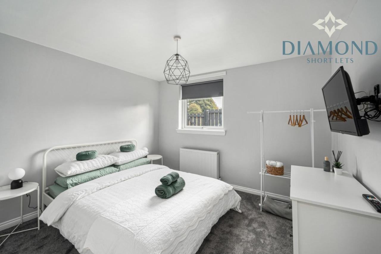 Brand New Luxury 3 Bedroom 2 Bathrooms With Patio With Secure Parking *