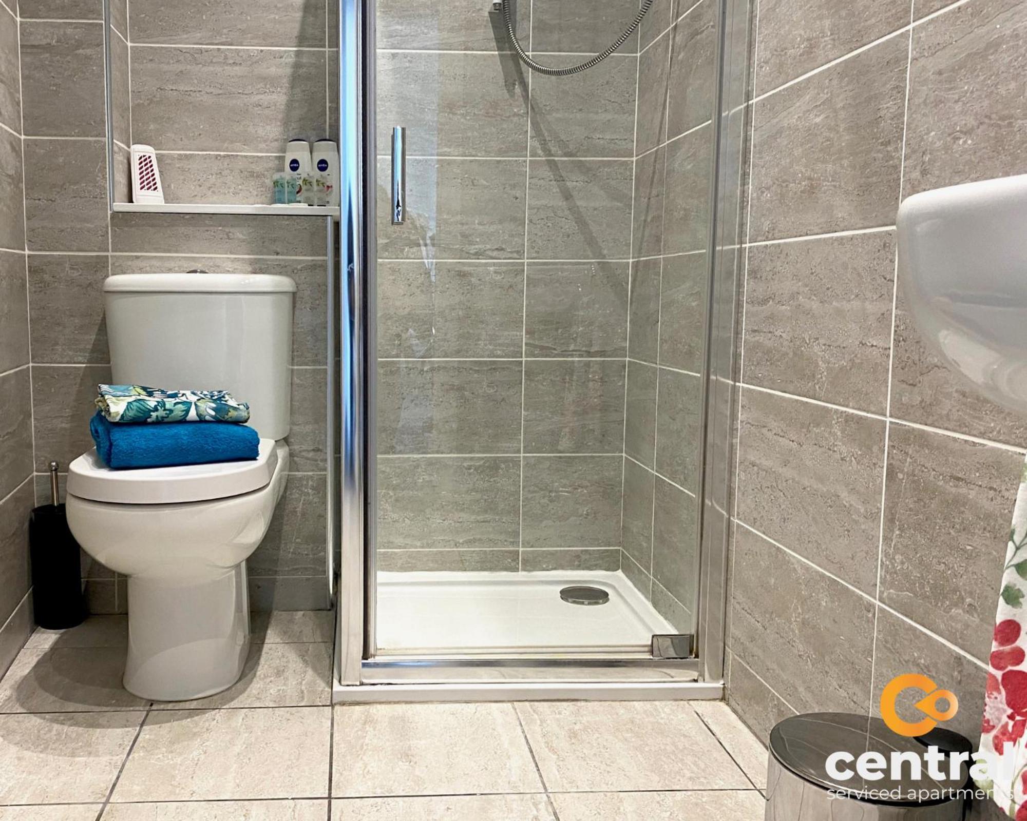 Apartamento Serviced Apartments: City-center Comfort With Parking & Wi-fi *