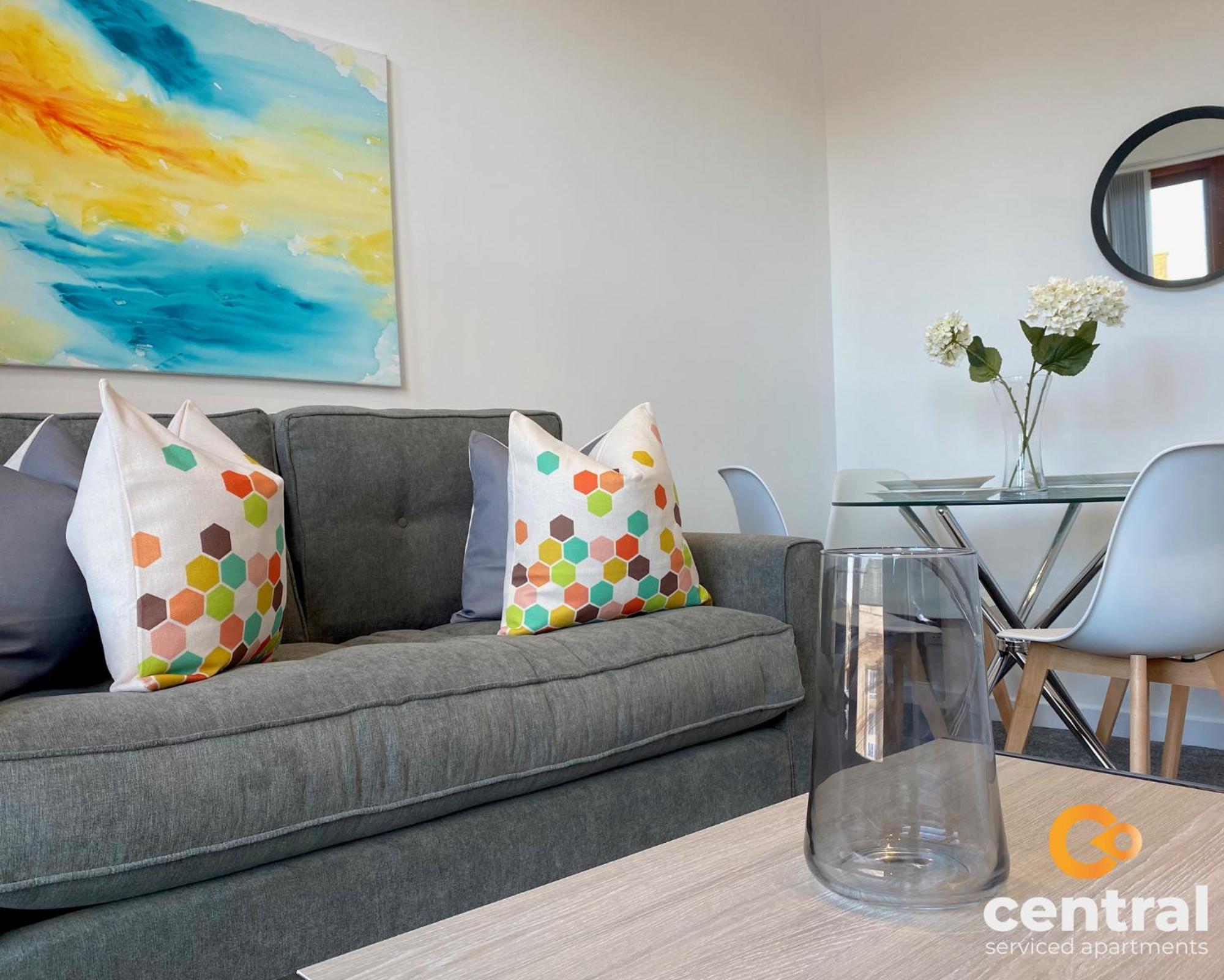 Apartamento Serviced Apartments: City-center Comfort With Parking & Wi-fi