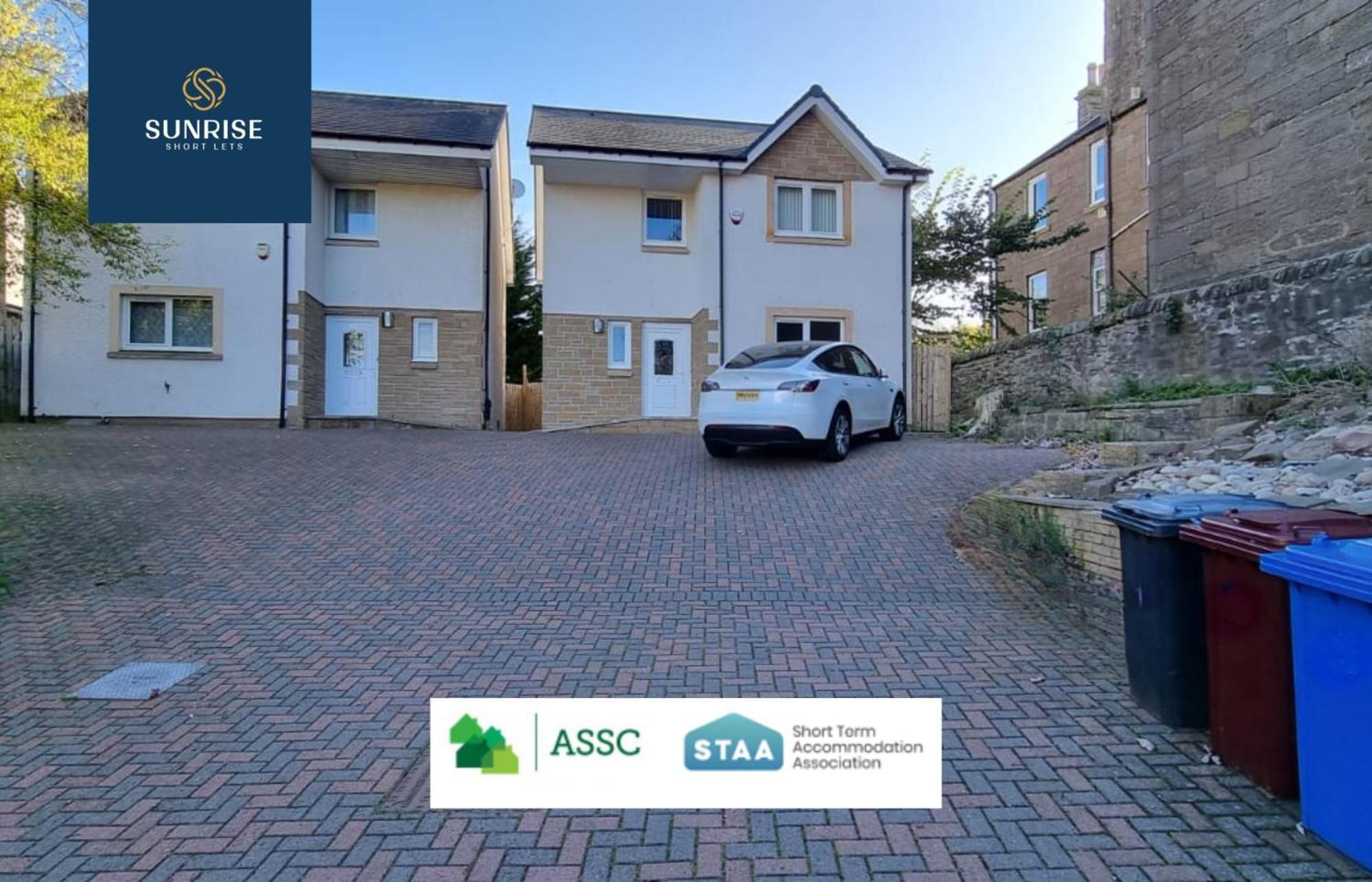 Holiday home Muirton House, 4 Bed House, 4 Car Driveway, 2 Bathrooms, Smart Tvs In Every Room, Fully Equipped Kitchen, Large Dining And Living Space, Rear Garden, Free Wifi, Mid To Long Stay Rates Available And Price Match Gaurantee By Sunrise Short Lets