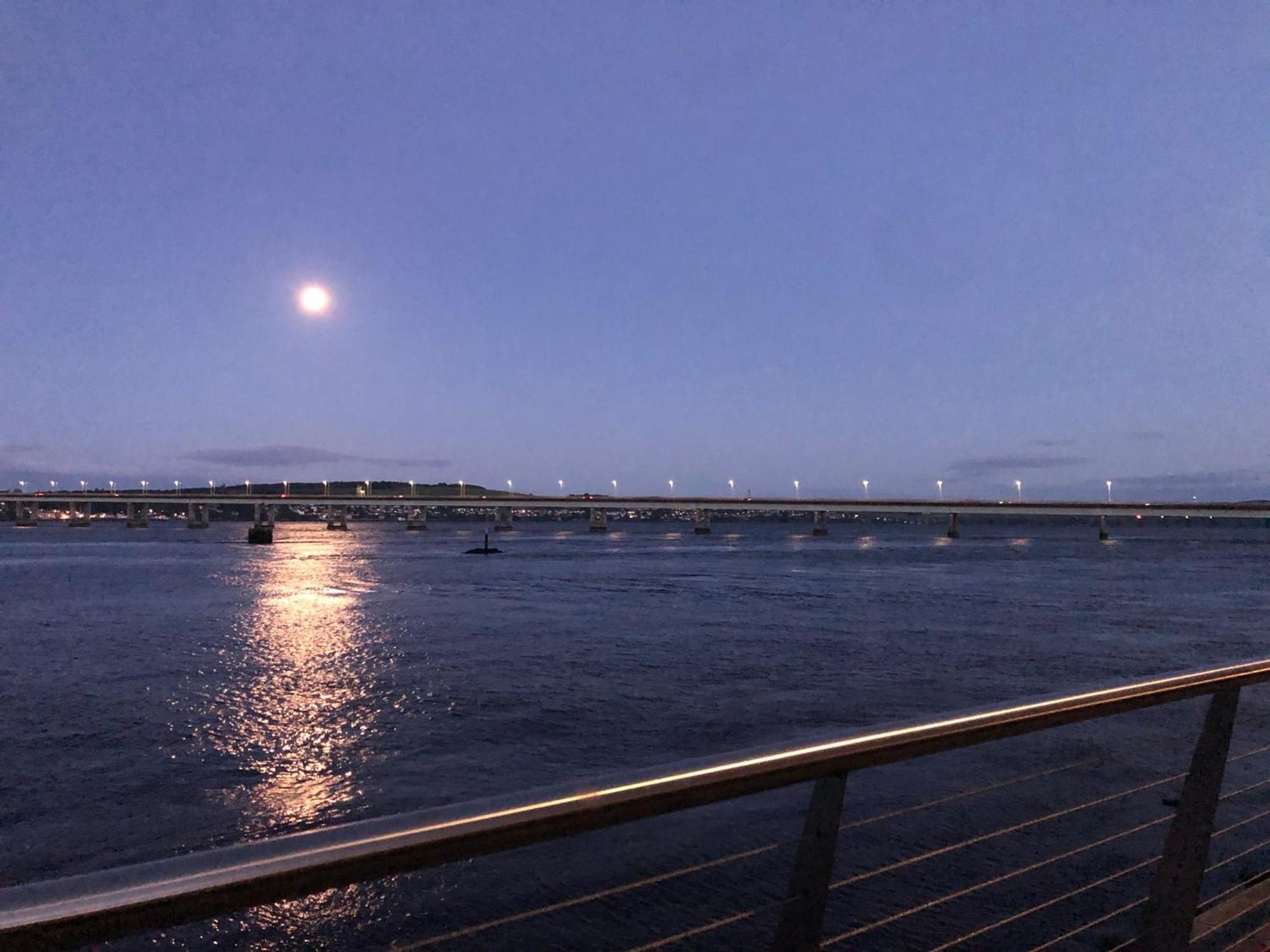 Waterfront Apartment: Location With Parking * Dundee