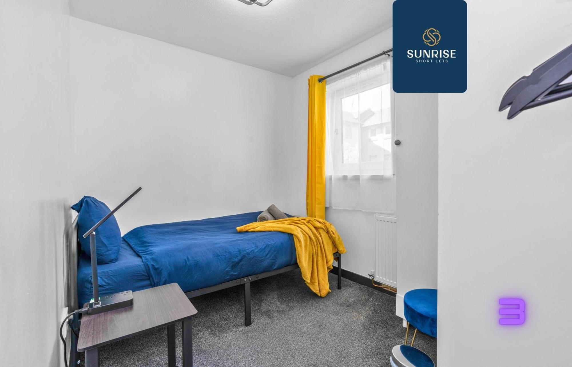 The Clippie, 3 Rooms, 4 Beds, Recently Renovated, Free Wifi, Free Street Parking, Ground Floor, Fully Equipped, Short And Long Rates, Invoice And Reduced Price Only Via Sunrise Short Lets