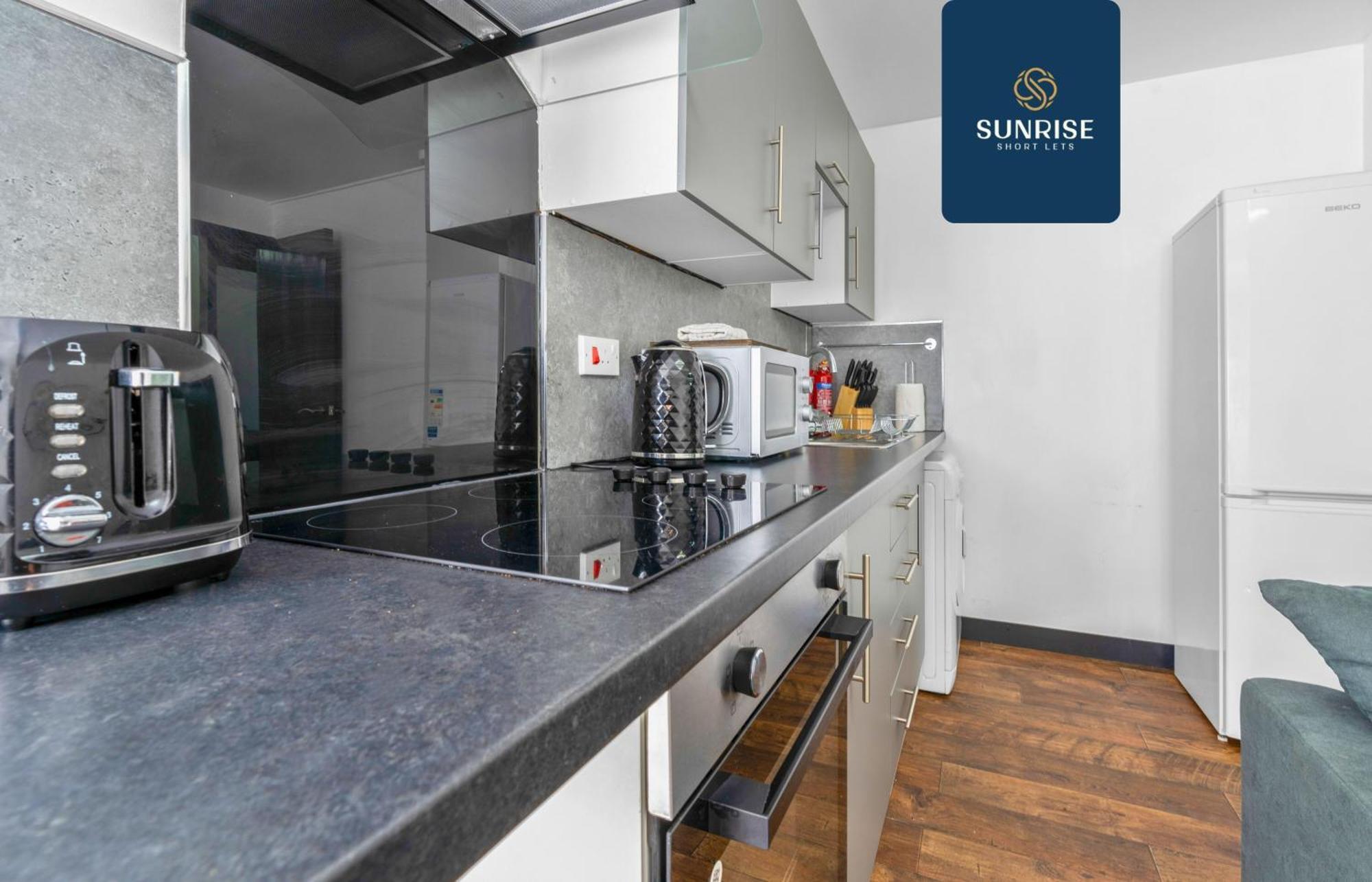 Apartment The Clippie, 3 Rooms, 4 Beds, Recently Renovated, Free Wifi, Free Street Parking, Ground Floor, Fully Equipped, Short And Long Rates, Invoice And Reduced Price Only Via Sunrise Short Lets
