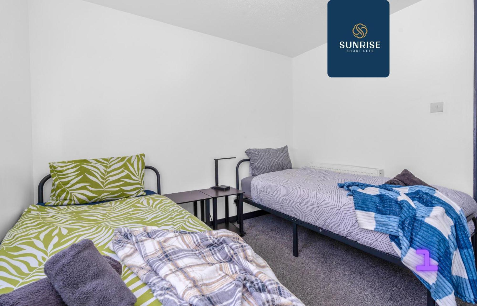 The Clippie, 3 Rooms, 4 Beds, Recently Renovated, Free Wifi, Free Street Parking, Ground Floor, Fully Equipped, Short And Long Rates, Invoice And Reduced Price Only Via Sunrise Short Lets